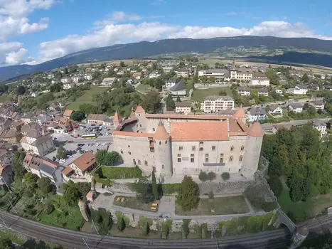 Vue aérienne du chateau de Grandson et de la terrasse du café du Commerce
